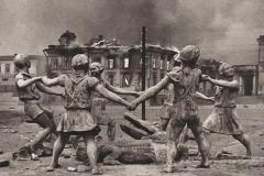 Children and crocodile - Stalingrad