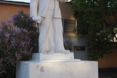VI Lenin next to war memorial