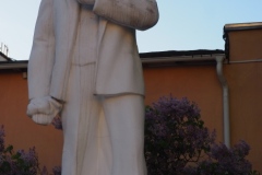 VI Lenin next to war memorial