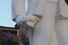 VI Lenin next to war memorial