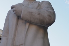 VI Lenin next to war memorial