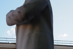 VI Lenin next to war memorial