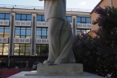 VI Lenin next to war memorial