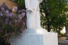 VI Lenin next to war memorial