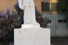 VI Lenin next to war memorial