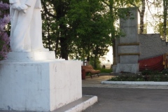 VI Lenin next to war memorial