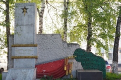 VI Lenin next to war memorial
