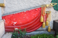 VI Lenin next to war memorial