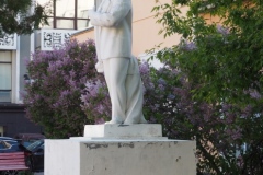 VI Lenin next to war memorial