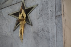 VI Lenin next to war memorial