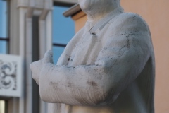 VI Lenin next to war memorial