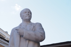VI Lenin next to war memorial